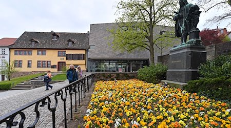 Besucher besichtigen das Bachdenkmal vor dem Bachhaus. / Foto: Martin Schutt/dpa-Zentralbild/dpa/Archivbild