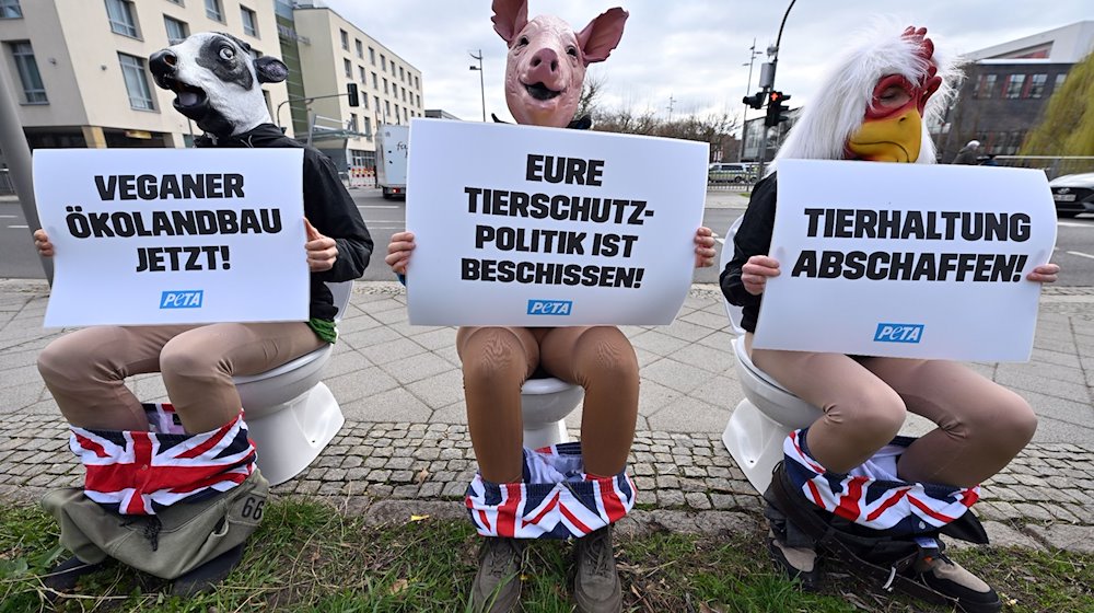 Eine Protestaktion von Peta am Dorint Hotel am Dom vor Beginn der Agrarministerkonferenz. / Foto: Martin Schutt/dpa