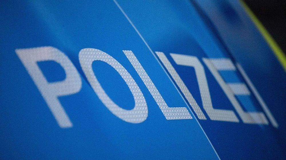 Das Wort Polizei ist auf der Karosserie eines Polizeifahrzeugs zu sehen. / Foto: Marijan Murat/dpa/Symbolbild