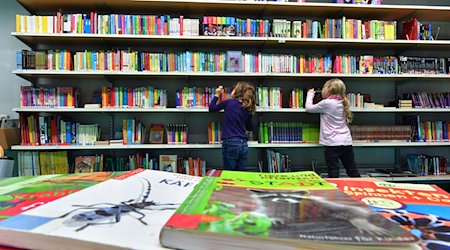 In der Bibliothek Südpark in Erfurt suchen sich Kinder Bücher aus. / Foto: Martin Schutt/dpa-Zentralbild/dpa/Symbolbild