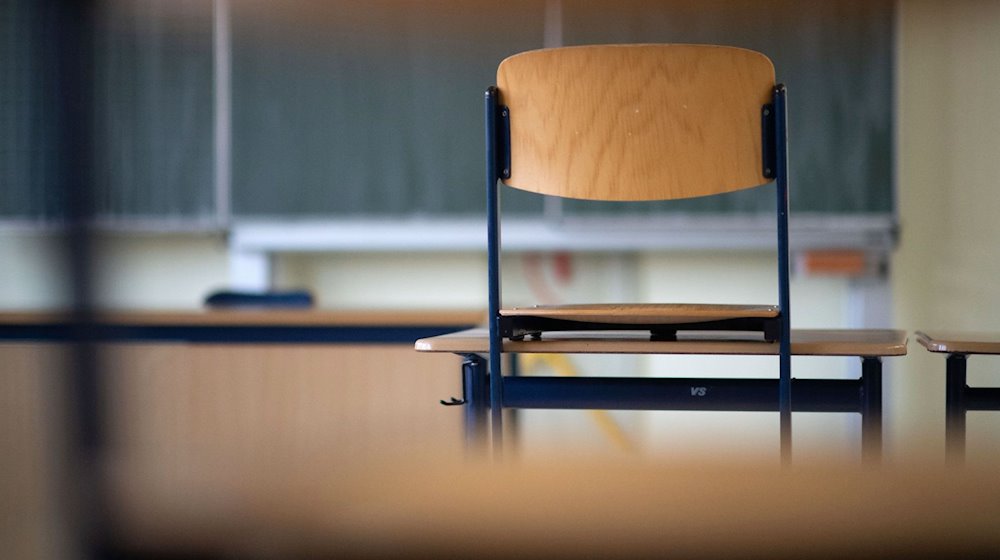 Ein Stuhl steht in einem Klassenzimmer einer Regelschule auf einem Tisch. / Foto: Marijan Murat/dpa