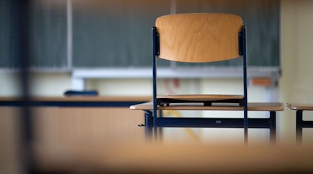 Ein Stuhl steht in einem Klassenzimmer einer Regelschule auf einem Tisch. / Foto: Marijan Murat/dpa