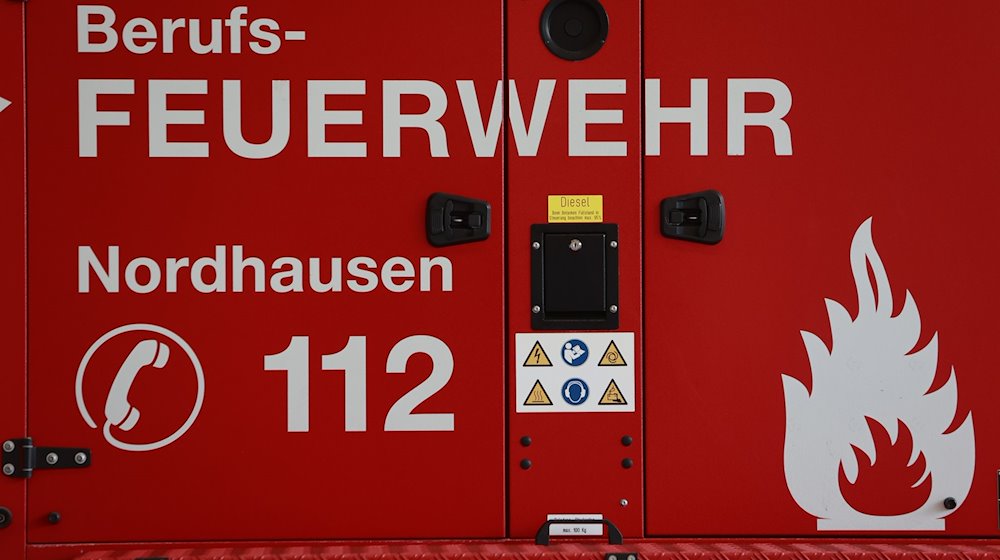 Blick auf einen Gerätewagen in der Feuerwache in Nordhausen. / Foto: Matthias Bein/dpa