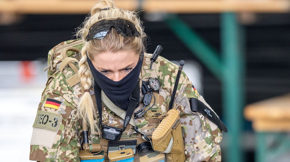 Eine Soldatin der Bundeswehr bereitet sich auf einen Einsatz bei einer Übung vor. / Foto: Jens Büttner/dpa-Zentralbild/dpa/Archiv