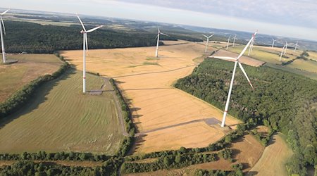 Windräder stehen auf einem Feld in Thüringen. / Foto: Bodo Schackow/dpa