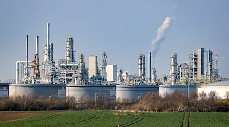 Hinter einem Tanklager ragen die Anlagen der Total-Raffinerie in die Höhe. / Foto: Jan Woitas/dpa-Zentralbild/dpa/Archiv