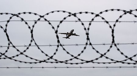 Ein Flugzeug startet am Flughafen Hannover. / Foto: Julian Stratenschulte/dpa