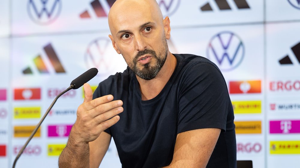 Antonio Di Salvo, Mitglied des DFB-Kompetenzteams, spricht während einer Pressekonferenz. / Foto: Jürgen Kessler/dpa