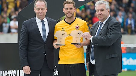 Dynamos Justin Eilers (M) posiert mit seinen Auszeichnungen zum Spieler und Torschützenkönig der Saison 2015/2016 in der 3. Liga mit DFB-Direktor Ulf Schott (l) und Peter Frymuth, Vizepräsident Spielbetrieb und Fußballentwicklung. / Foto: Sebastian Kahnert/dpa