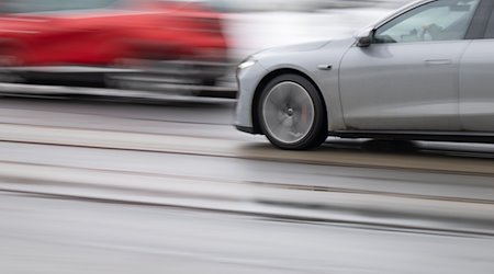 Ein graues Autos fährt auf einer Straße in einer Innenstadt entlang. / Foto: Robert Michael/dpa/Symbolbild