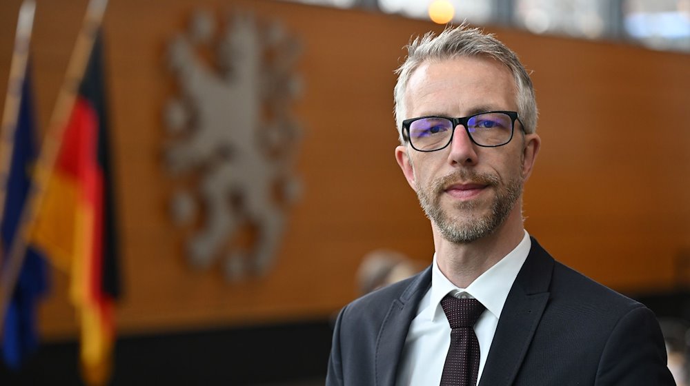 Tino Melzer, Jurist, steht nach der Wahl zum neuen Thüringer Datenschutzbeauftragten im Plenarsaal des Thüringer Landtags. / Foto: Martin Schutt/dpa