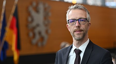 Tino Melzer, Jurist, steht nach der Wahl zum neuen Thüringer Datenschutzbeauftragten im Plenarsaal des Thüringer Landtags. / Foto: Martin Schutt/dpa