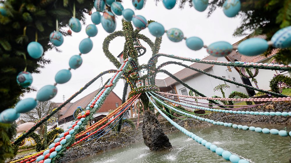 Die Osterbrunnen sind wieder frisch verziert. / Foto: Daniel Löb/dpa