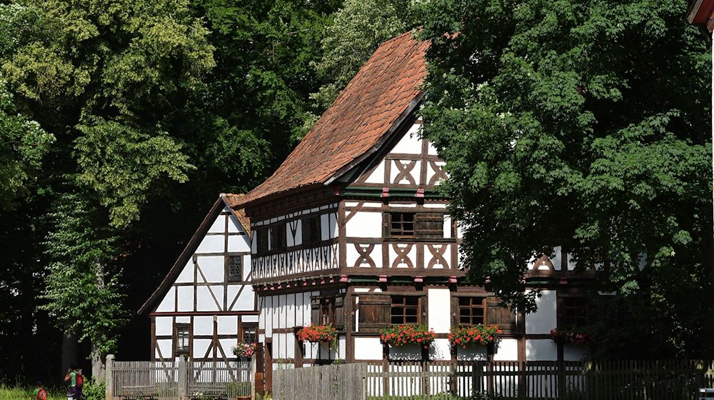 Historische Fachwerkhäuser stehen auf dem Gelände des Hennebergischen Museums Kloster Veßra. / Foto: Martin Schutt/dpa-Zentralbild/dpa