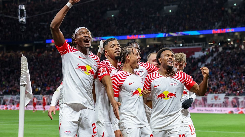 Leipzigs Spieler Mohamed Simakan (l-r), Benjamin Henrichs, Xavi Simons, David Raum, Lois Openda und Timo Werner jubeln. / Foto: Jan Woitas/dpa