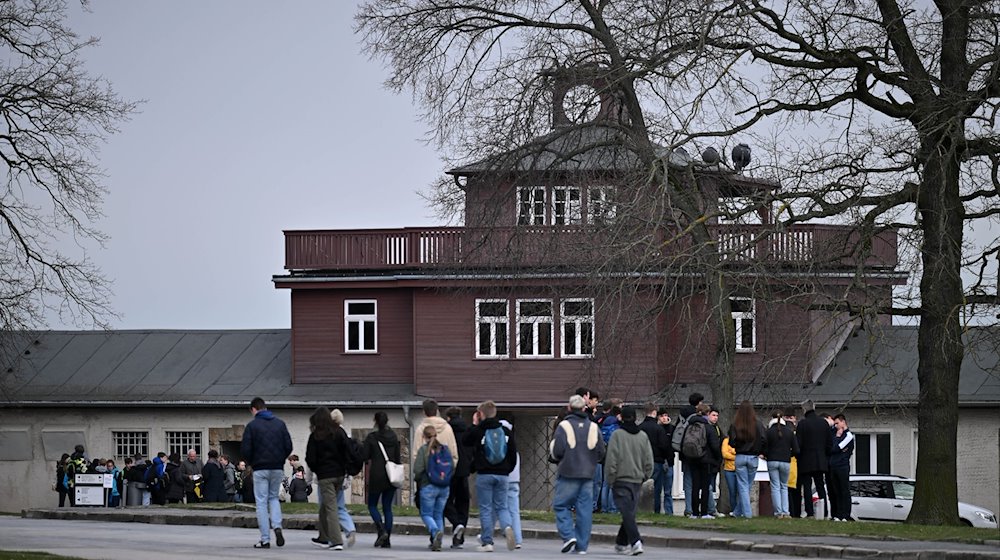 Das Lagertor der Gedenkstätte Buchenwald. / Foto: Martin Schutt/dpa