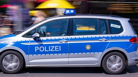 Ein Polizeiauto fährt mit Blaulicht zum Einsatz. / Foto: Monika Skolimowska/dpa