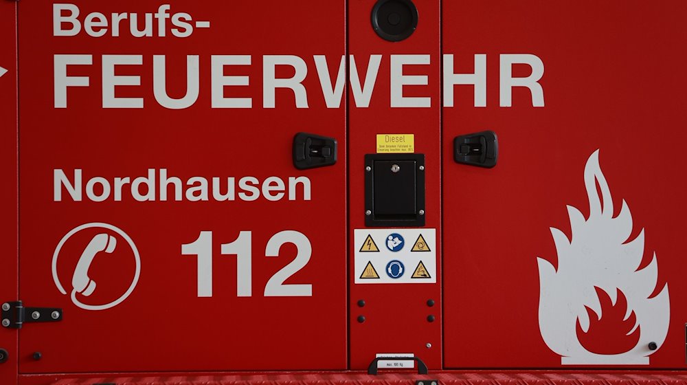 Blick auf einen Gerätewagen in der Feuerwache. / Foto: Matthias Bein/dpa/Symbolbild