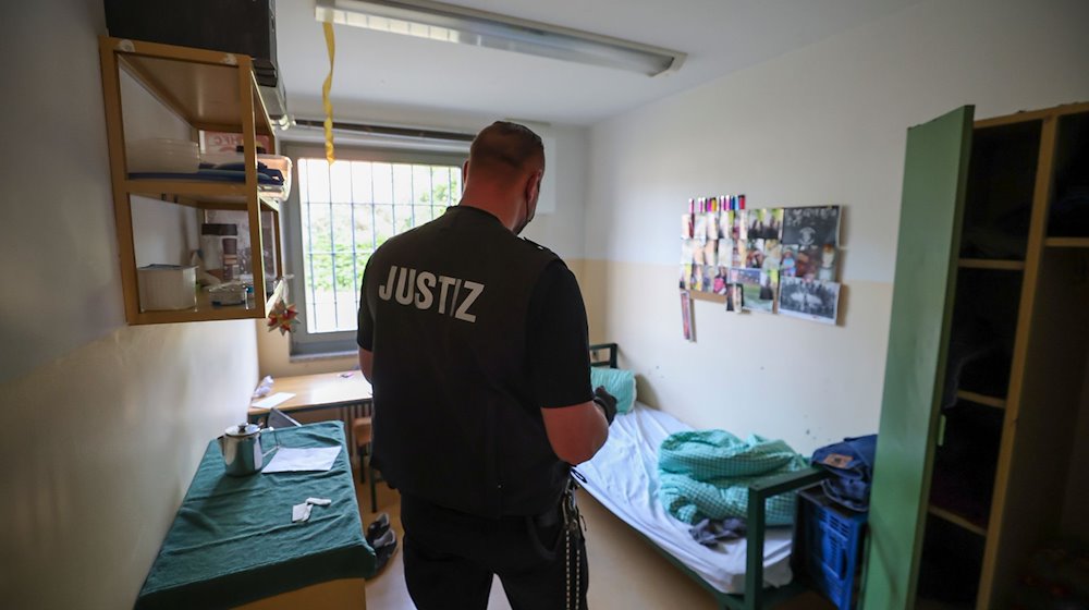 Ein Justizbeamter durchsucht in einem Revisionseinsatz einen Haftraum in der Jugendanstalt Raßnitz. / Foto: Jan Woitas/dpa/Archivbild