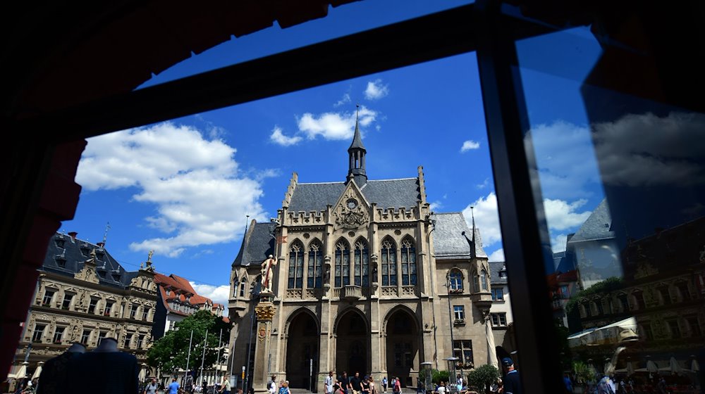 Die Sonne scheint auf den Fischmarkt mit dem historischen Rathaus der Stadt. / Foto: Martin Schutt/dpa-Zentralbild/dpa