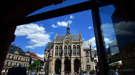 Die Sonne scheint auf den Fischmarkt mit dem historischen Rathaus der Stadt. / Foto: Martin Schutt/dpa-Zentralbild/dpa