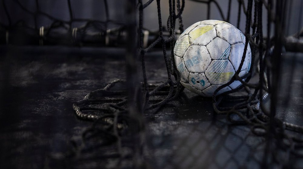 Ein Handball liegt im Tor. / Foto: Tom Weller/dpa