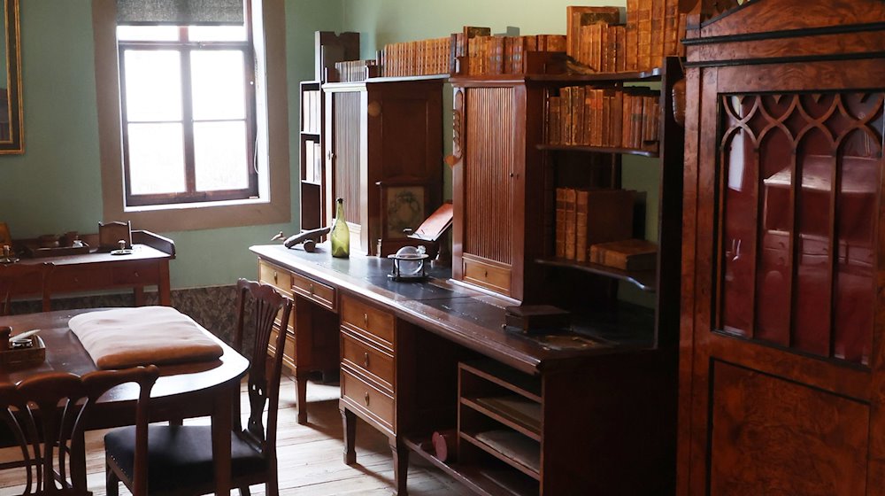 Blick in Goethes Arbeitszimmer im Goethe Haus. / Foto: Bodo Schackow/dpa/Archivbild