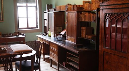 Blick in Goethes Arbeitszimmer im Goethe Haus. / Foto: Bodo Schackow/dpa/Archivbild