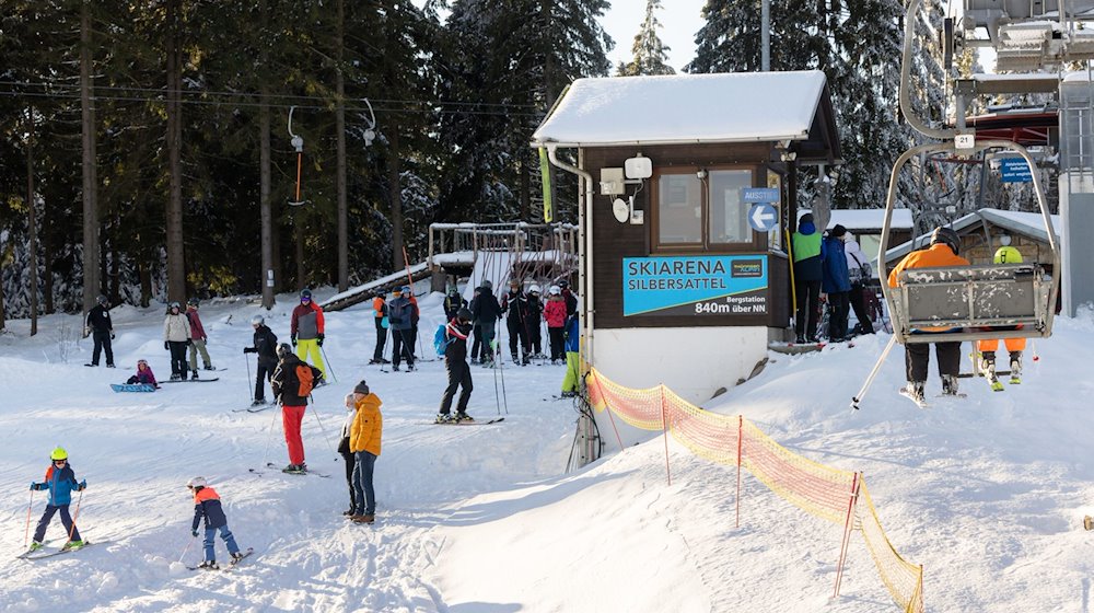 Ski- und Snowboardfahrer sind auf den Pisten und Liften der Skiarena Silbersattel Steinach unterwegs. / Foto: Michael Reichel/dpa/Archivbild