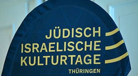 Ein Banner mit der Aufschrift "Jüdisch-Israelische Kulturtage Thüringen". / Foto: Martin Schutt/dpa-Zentralbild/dpa