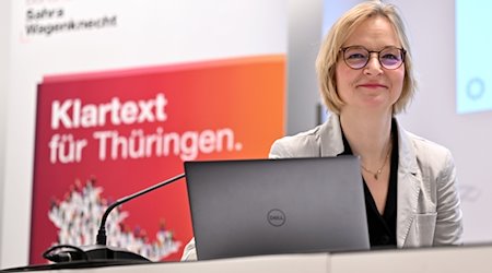 Katja Wolf, Oberbürgermeisterin von Eisenach, stellt eine Kampagne des Bündnis Sarah Wagenknecht (BSW) für die Landtagswahl am 1. September in Thüringen vor. / Foto: Martin Schutt/dpa