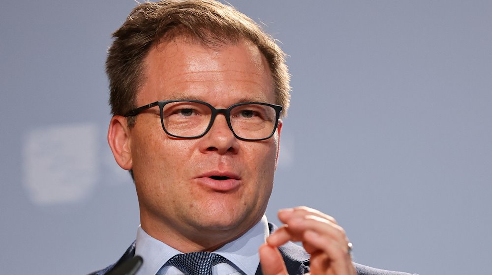 Carsten Schneider (l-r, SPD), Ostbeauftragter der Bundesregierung, spricht. / Foto: Jan Woitas/dpa/Archivbild