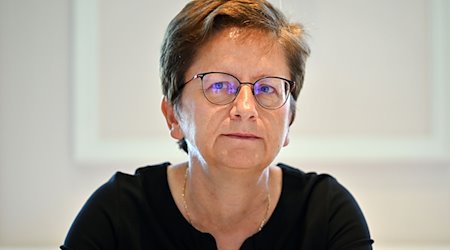 Gundula Werner spricht während einer Pressekonferenz im Erfurter Kaisersaal. / Foto: Martin Schutt/dpa/Archivbild