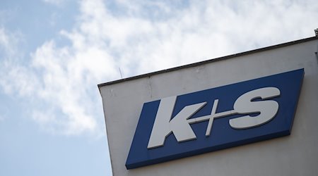 "K+S" steht am Hauptsitz des Unternehmens "K+S AG" auf einem Schild. / Foto: Sebastian Gollnow/dpa