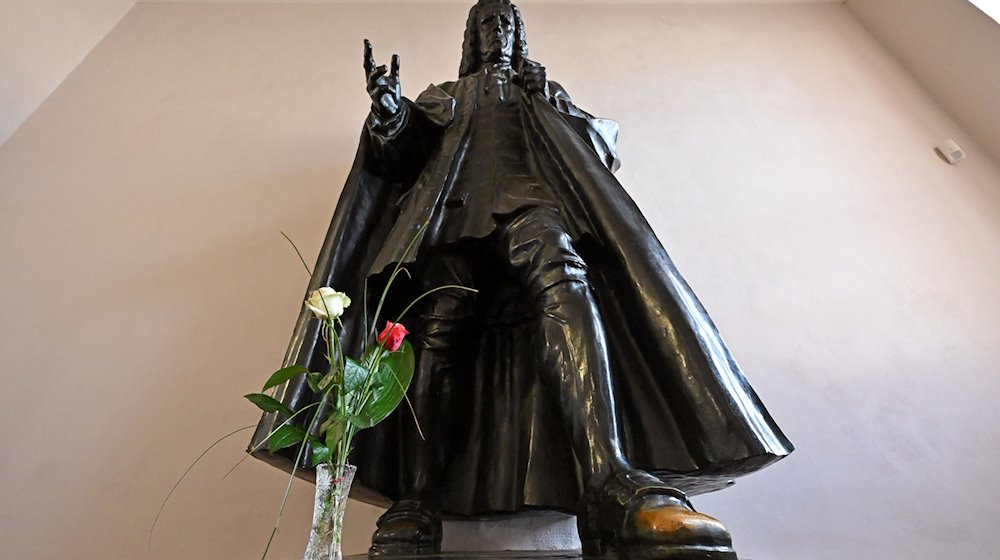 Eine rote und eine weiße Rose stehen an einem Denkmal für Johann Sebastian Bach in der Georgenkirche. / Foto: Martin Schutt/Deutsche Presse-Agentur GmbH/dpa/Archivbild