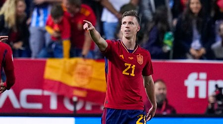 Der Spanier Dani Olmo (M) feiert den Führungstreffer seiner Mannschaft. / Foto: Manu Fernandez/AP/dpa