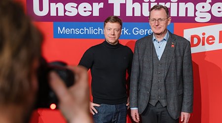 Martin Schirdewan (l), Bundes-Parteivorsitzender, posiert mit Bodo Ramelow, Thüringer Ministerpräsident. / Foto: Michael Reichel/dpa