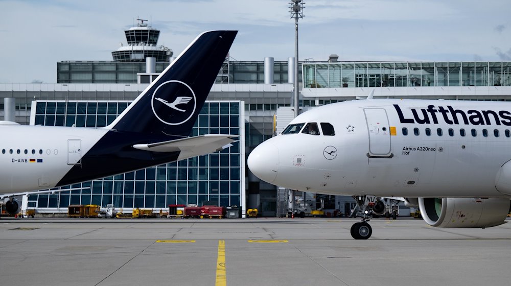 Flugzeuge der Lufthansa stehen am Flughafen auf dem Rollfeld. / Foto: Sven Hoppe/dpa