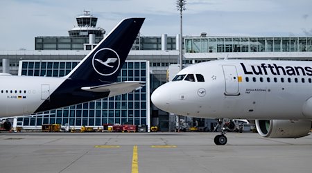 Flugzeuge der Lufthansa stehen am Flughafen auf dem Rollfeld. / Foto: Sven Hoppe/dpa