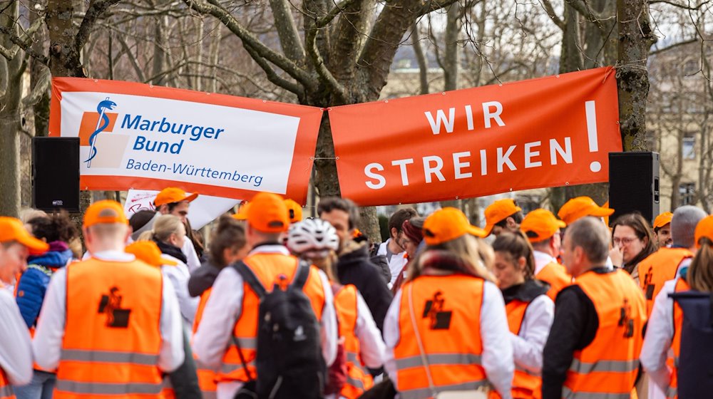 Ärztinnen und Ärzte protestieren mit einer Kundgebung auf dem Gelände der Freiburger Uniklinik für bessere Arbeitsbedingungen. / Foto: Philipp von Ditfurth/dpa