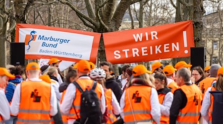 Ärztinnen und Ärzte protestieren mit einer Kundgebung auf dem Gelände der Freiburger Uniklinik für bessere Arbeitsbedingungen. / Foto: Philipp von Ditfurth/dpa