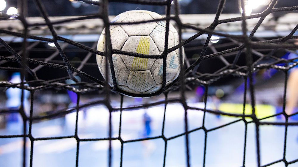 Ein Handball liegt auf einem Tornetz. / Foto: Tom Weller/dpa/Symbolbild