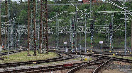 Leere Gleise an einem DB Regio-Werk. / Foto: Martin Schutt/dpa