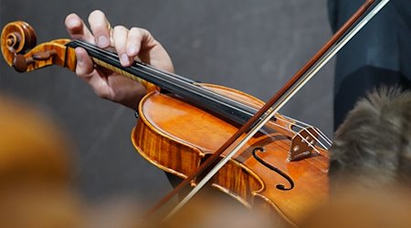 Ein Musiker probt die Beethoven-Symphonie Nr. 3. / Foto: Marcus Brandt/dpa