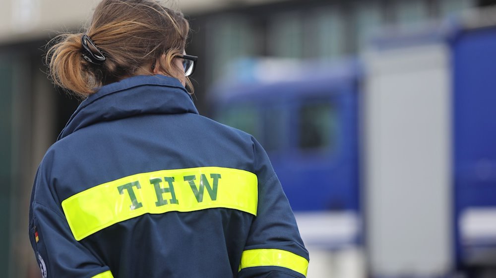 Eine Angehörige des THW steht auf dem Gelände des Ortsverbandes Rostock. / Foto: Danny Gohlke/dpa