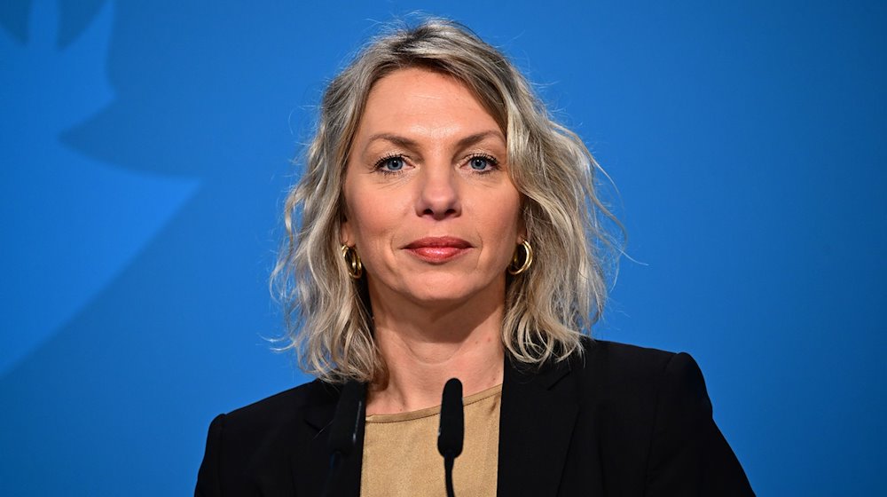 Susanna Karawanskij (Die Linke), Ministerin für Infrastruktur und Landwirtschaft von Thüringen, spricht bei einem Termin. / Foto: Martin Schutt/dpa