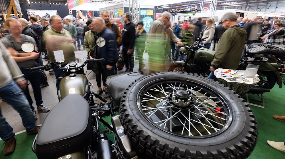 Besucher betrachten bei der 23. Motorradmesse Erfurt ein Motorrad «Ural Ranger» aus russischer Produktion mit Seitenwagen und aufgesetztem Ersatzrad. An diesem Wochenende erlebt die Messe in Erfurt ihre 24. Auflage. / Foto: Michael Reichel/dpa