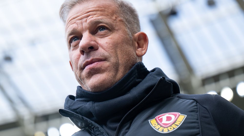 Dynamo Trainer Markus Anfang steht im Stadion. / Foto: Robert Michael/dpa/Archivbild