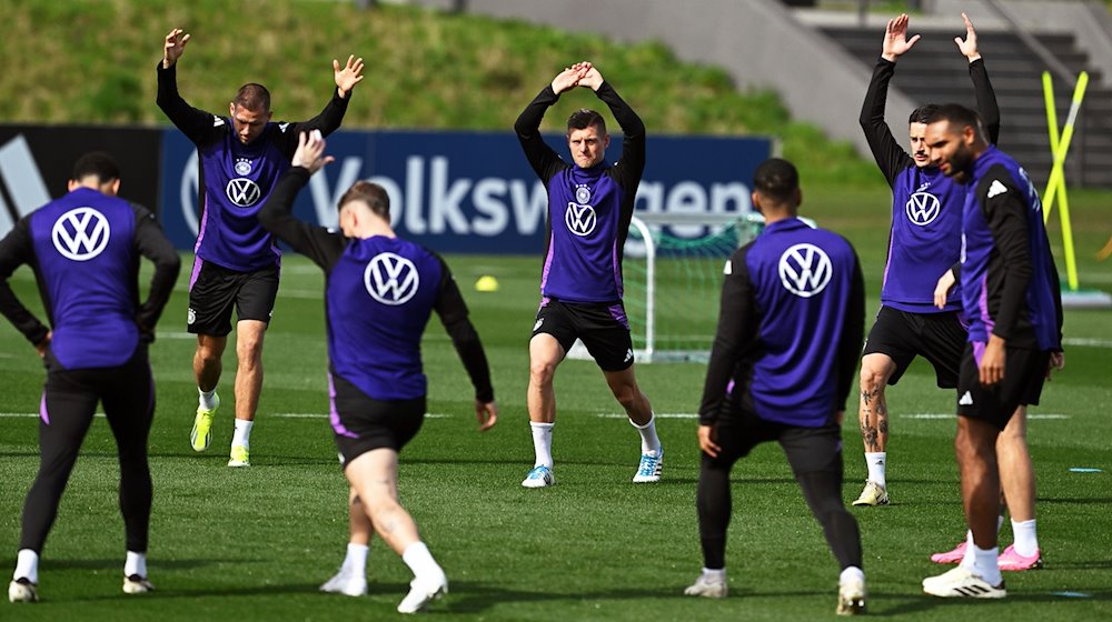 Die Nationalmannschaft trainiert vor dem Länderspiel gegen Frankreich auf dem DFB Campus. / Foto: Arne Dedert/dpa