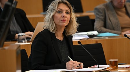 Susanna Karawanskij (Die Linke), Ministerin für Infrastruktur und Landwirtschaft von Thüringen, während der Sitzung des Thüringer Landtags. / Foto: Martin Schutt/dpa